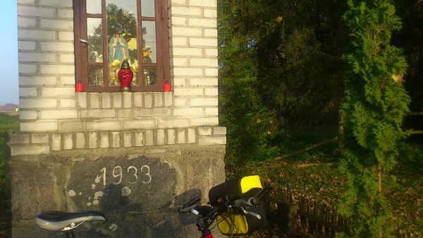 Kapliczka na trasie rowerowej w miejscowości Przewóz